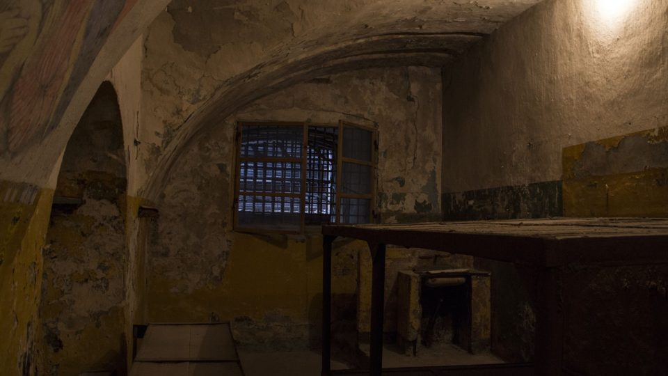 Šero v celách odpovídá světelným podmínkám, v jakých vězni v pevnosti žili