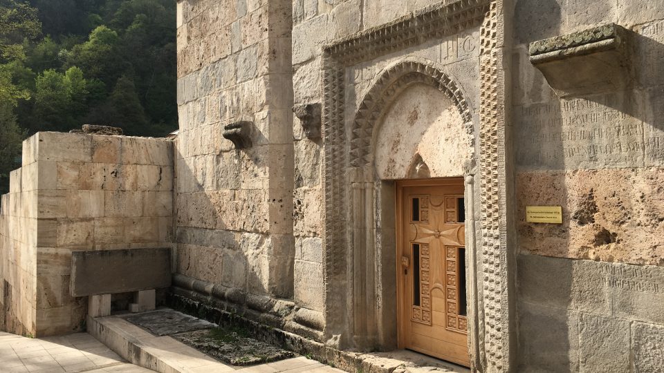Novinářce Áně se nový klášter nezdá. Nelíbí se jí plastová okna ani nové vyřezávané dveře