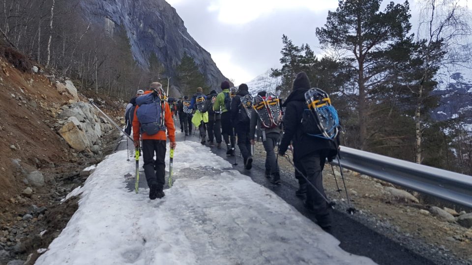 Na cestu vyrážíme po klikaté asfaltové cestě