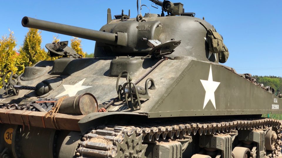 Tank Sherman z historického vojenského arzenálu klubu 16. obrněné divize US Army