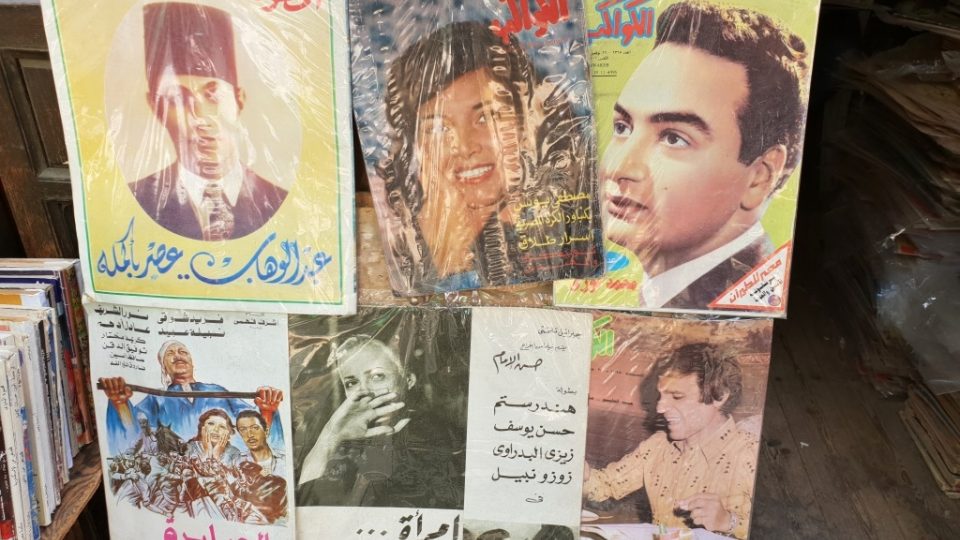 Kromě knih a starých čísel novin a časopisů seženetena tržišti bukinistů v Káhiře i dobové plakáty anebo staré tisky