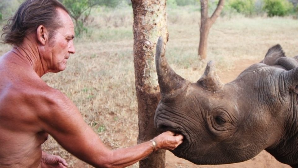 Ochránce africké přírody Tony Fitzjohn krmí nosorožce