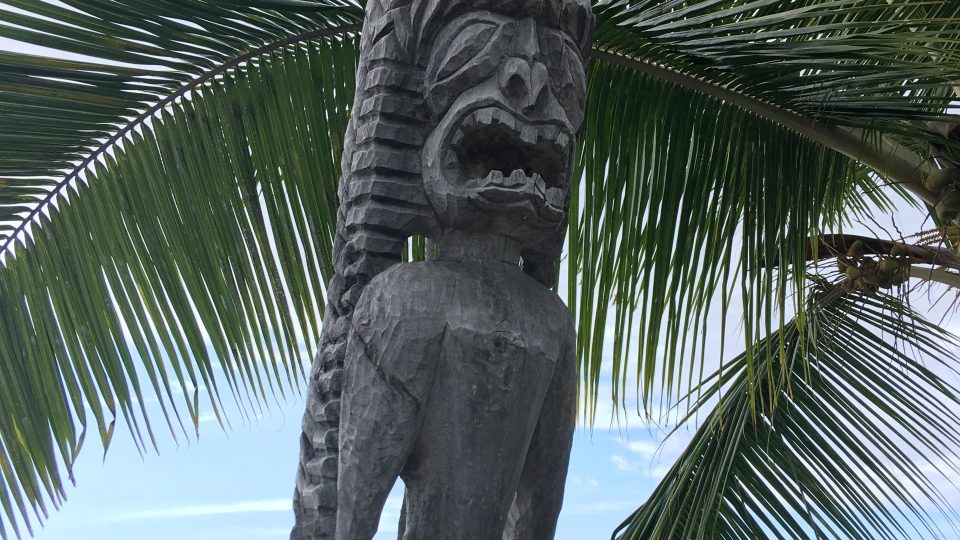 Typická vyřezávaná socha jednoho z havajských bohů. I k původní víře se Havajci pomalu navrací