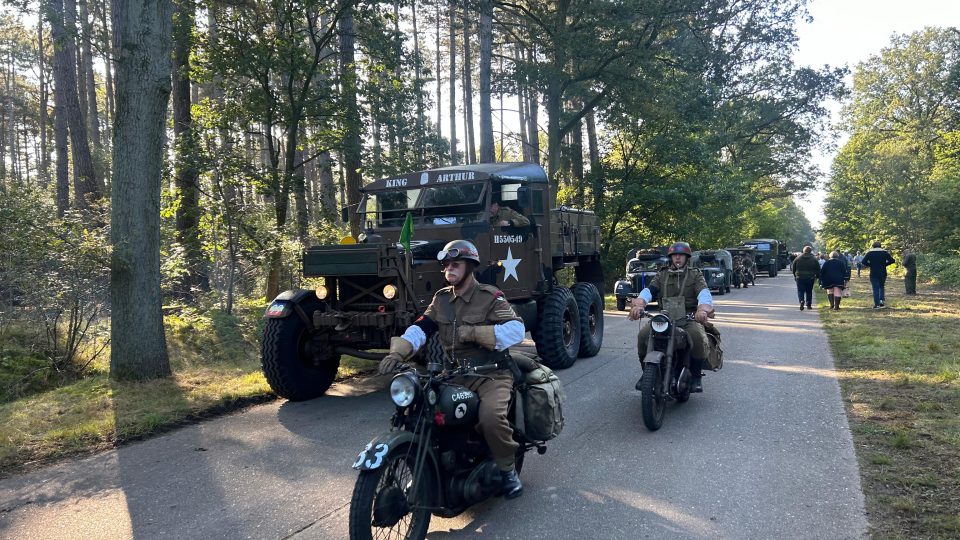 Operaci Market Garden po 80 letech připomněli a částečně zrekonstruovaly stovky nadšenců s dobovými vojenskými vozy a uniformami