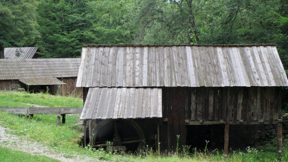 Součástí expozice skanzenu je i historický dřevěný mlýn.