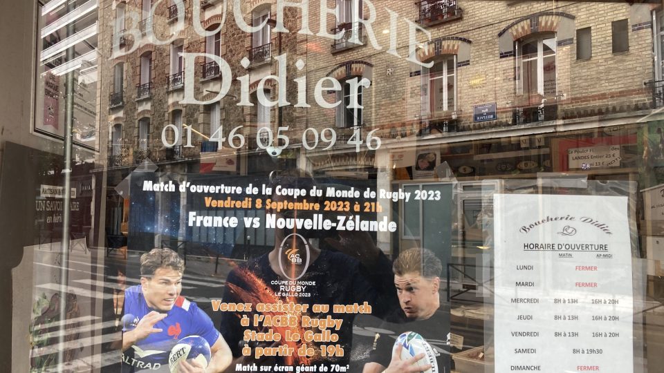 Plakáty ragbyového šampionátu jsou během turnaje povinnou součástí Didierovy výlohy