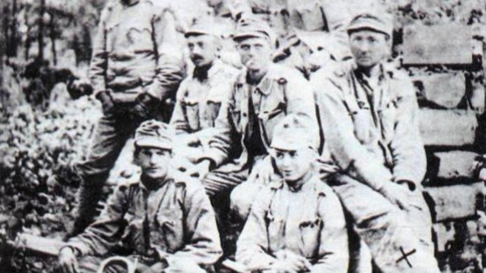Začátkem roku 1918 bylo v Kyjevě už několik desítek tisíc Čechů. mezi nimi i Jaroslav Hašek (vpravo)