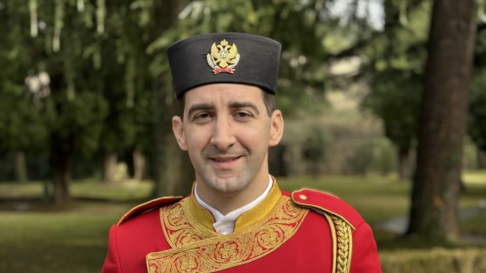 Historie naší gardy sahá asi 300 let zpátky, kdy naši předchůdci strážili černohorská knížata, vévody a panovníky. Říkalo se jim Perjanici, vypráví Nikola Popović | foto: Bára Vránová, Český rozhlas Historie naší gardy sahá asi 300 let zpátky, kdy naši předchůdci strážili černohorská knížata, vévody a panovníky. Říkalo se jim Perjanici, vypráví Nikola Popović