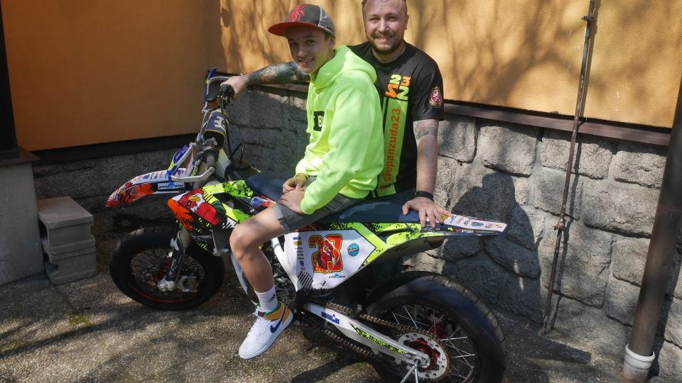 Čtrnáctiletý liberecký závodník Štěpán Zuda s otcem Jaroslavem