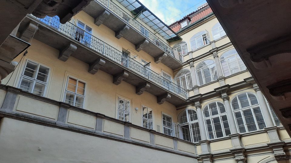 V pavlačovém domě v Melantrichově ulici č. 15 bydleli Svatošovi napojení na domácí odboj. Postupně u nich našli útočiště Adolf Opálka, Josef Gabčík a Karel Čurda.