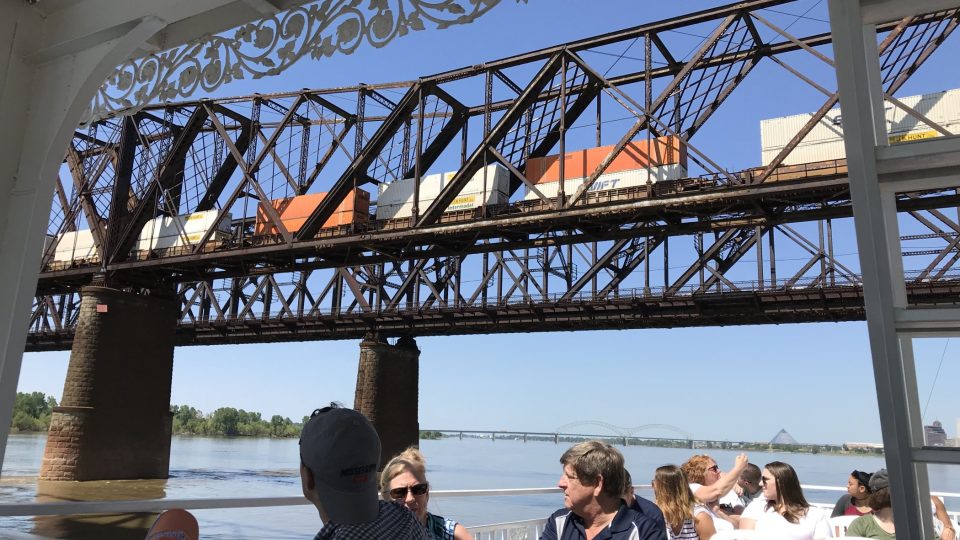 Vyhlídkový parník s turisty projíždí pod železničním mostem v Memphisu.