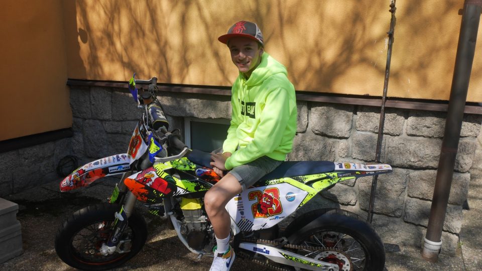 Čtrnáctiletý liberecký závodník Štěpán Zuda je nadějí motocyklového sportu
