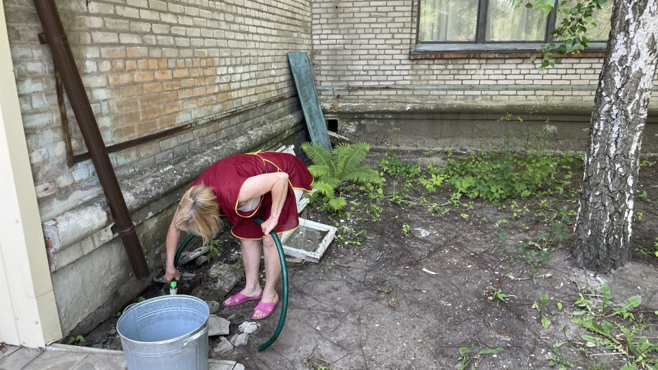 Východ Ukrajiny zápasí s nedostatkem pitné vody. Válka tam totiž zničila vodovody