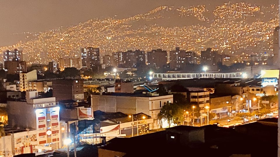 Noční Medellín