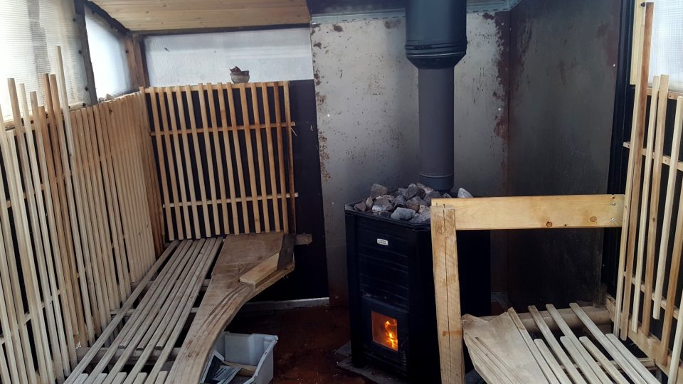 Interiér sauny je malý, ale útulný. Na kamna s otevřeným ohněm je ovšem třeba dávat pozor