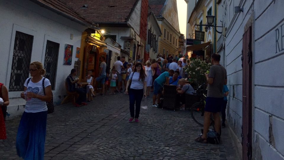 Ulice Szentendre během festivalu pulsují čilým životem. Pozdně letní městečko má jedinečnou atmosféru