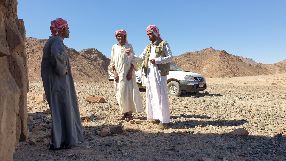 Beduíni mají naprosto unikátní schopnosti stopování. Podle stopy auta poznají, zda tudy jel známý, turisti nebo vojáci