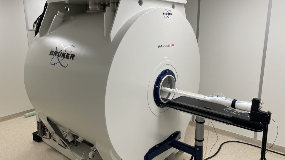 Nový experimentální MR spektrometr Bruker Biospec 7T/30 se do IKEM nastěhoval 17. 10. 2023