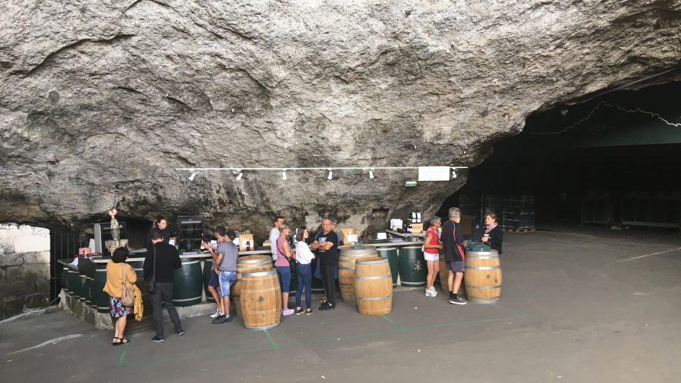 Obří klenba v jeskyni je přirozená. Mniši pak ve středověku prostor jeskyně rozšířili