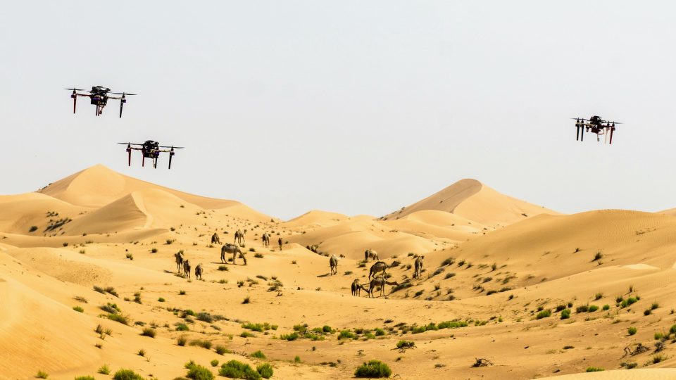 Nedávno experti ze skupiny multirobotických systémů testovali drony na poušti ve Spojených arabských emirátech. Cílem bylo vyhledat osoby v nouzi, přistát a předat jim balíček první pomoci