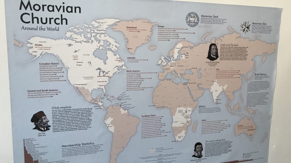 Mapa, která ukazuje na rozšíření Moravské církve ve světě. Pastor Clennon na ni narazil na Jamajce
