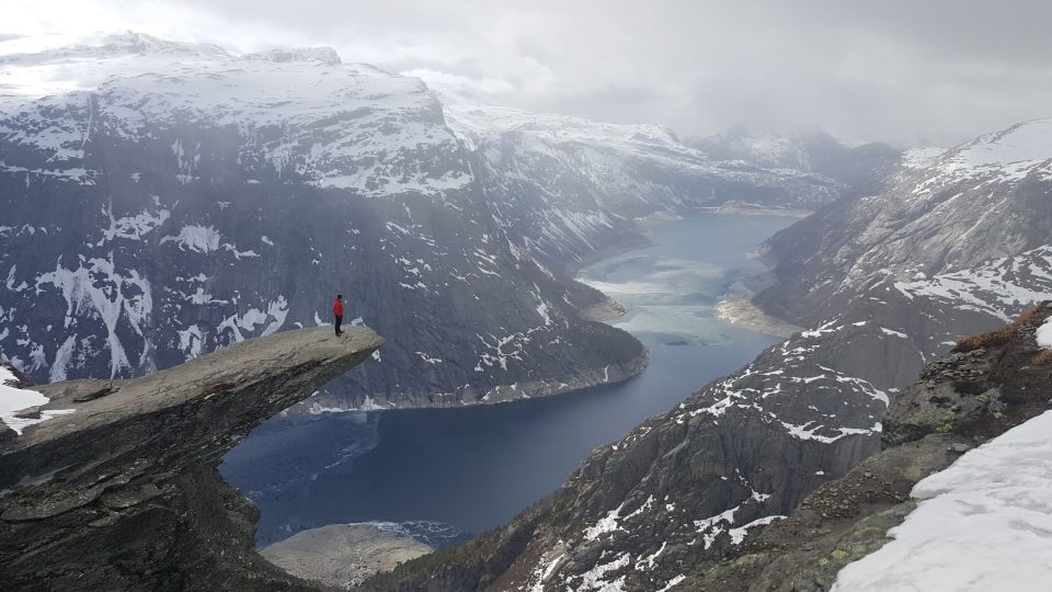 V létě se na vyhlášenou fotku na skalním převisu 700 metrů nad údolím s jezerem Ringedalsvatnet čeká i desítky minut.