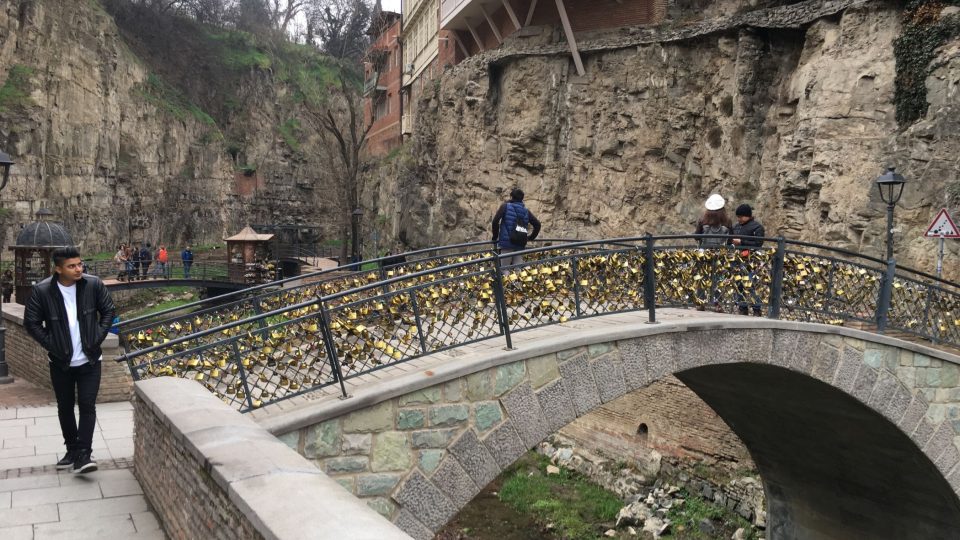 Charakter centra Tbilisi určuje koryto dravé říčky
