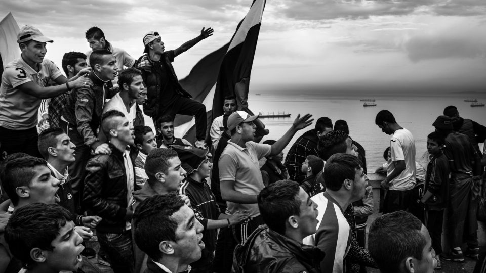 V kategorii Dlouhodobý projekt získala nejvyšší ocenění série fotografií Romaina Laurendeaua nazvaná Kho, geneze revolty.  Je příběhem hlubokého neklidu mladých Alžířanů, kteří si troufají na výzvy autoritám a inspirují tím zbytek populace