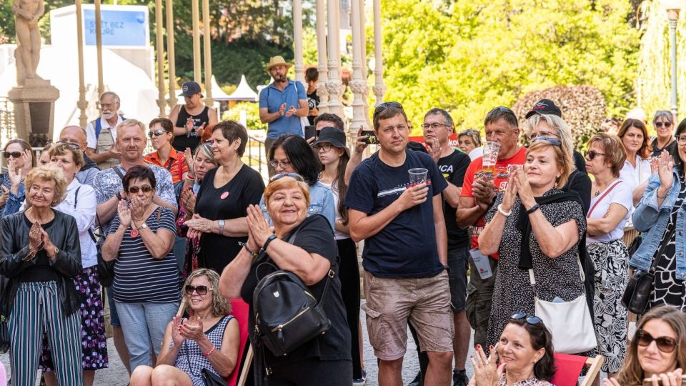 Pavlu Tomicovou si přišly na Sadovou kolonádu poslechnout desítky návštěvníků festivalu