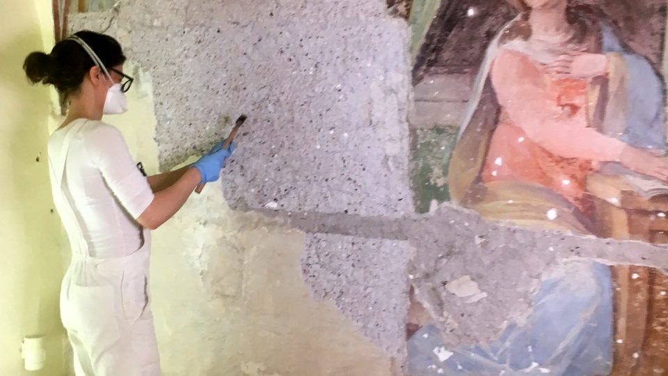 Sylvia Massariová opracovává zdi, aby mohla nanést barvy a zrestaurovat středověké fresky