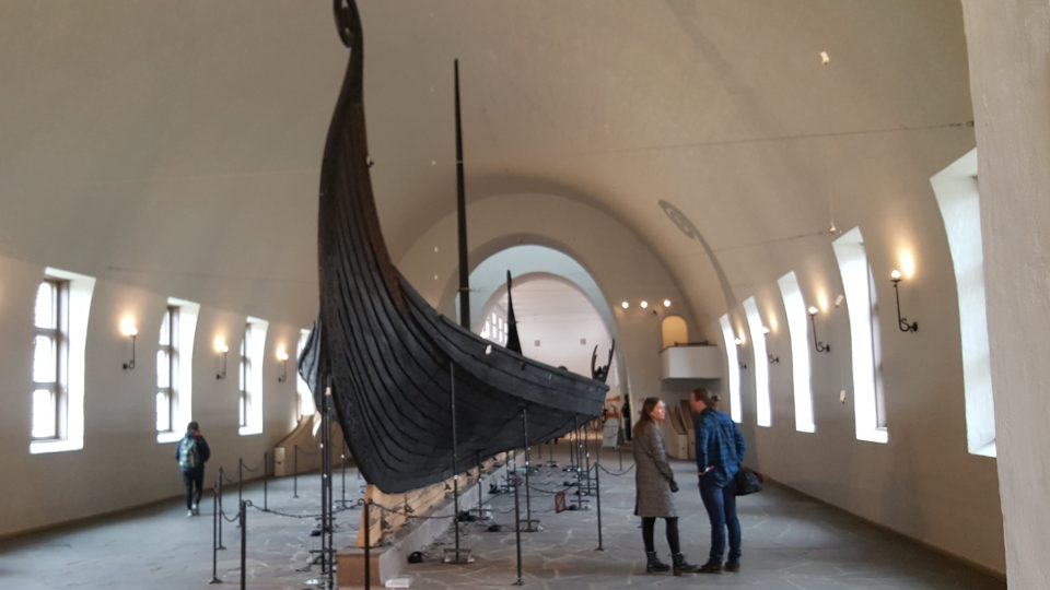 V muzeu jsou k vidění tři originály vikinských lodí, které se dochovaly díky tomu, že byly pohřbeny spolu s vikinskými náčelníky