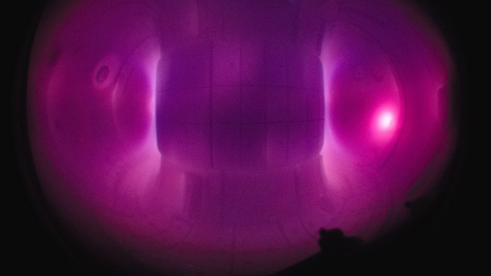 Plazma díky silnému magnetickému poli uvnitř tokamaku jakoby levituje