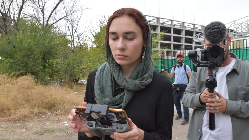 Judith Krulišová řídí dron a pořizuje záběry z výšky