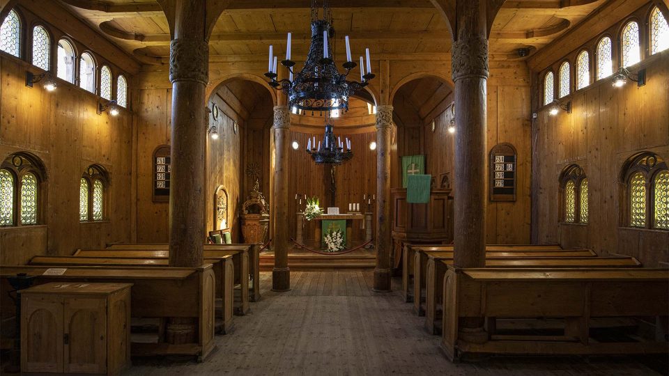 Interiér kostela je dřevěný a nese motivy severské mytologie