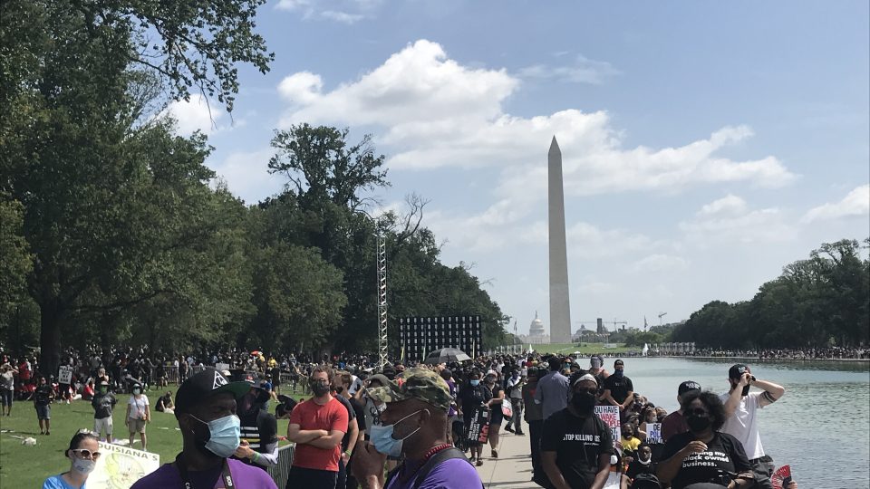 Jakmile dozní poslední slova, tisíce lidí se zvedají a zahajují pochod k památníku Martina Luthera Kinga