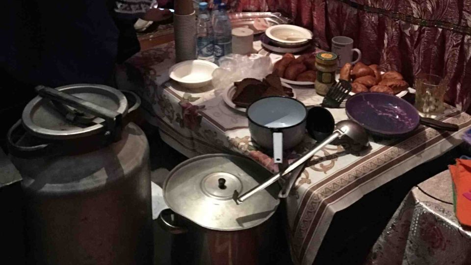 Sobí maso, rybí polévka, pirožky a lívance - tradiční menu v něněckém čumu