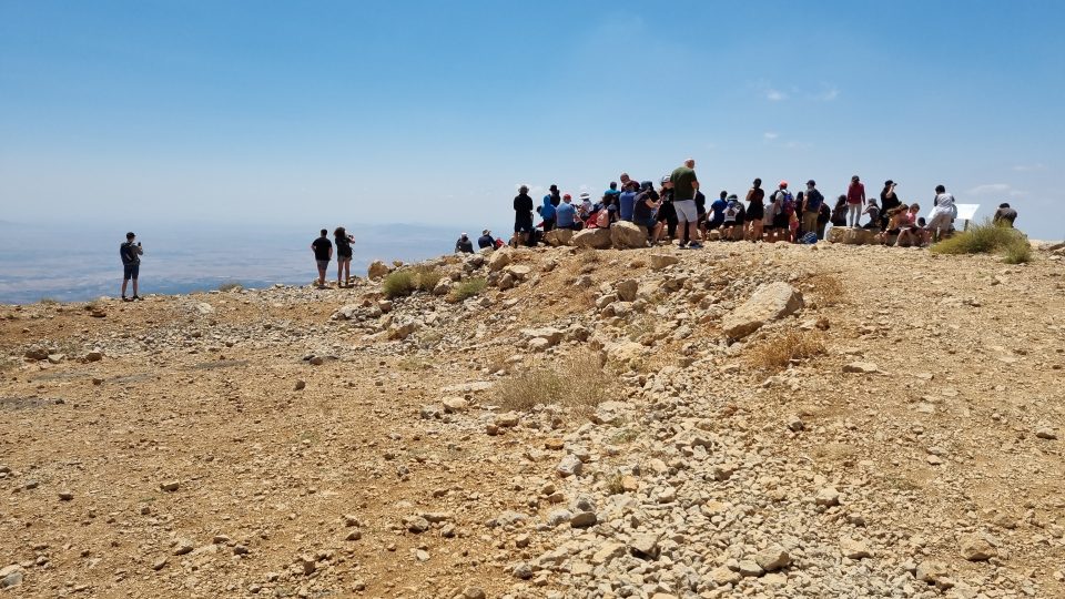 Po cestě se otevírají krásné výhledy do údolí Hula, kde pramení řeka Jordán, na úplný jih Libanonu a jeho vesničky rozeseté po kopcích