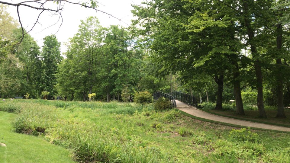 V parku si můžete všimnout přesných a konkrétních míst, které Gustav Caillebotte namaloval
