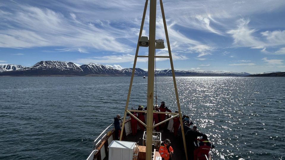 Než zahlédneme první velrybu, brázdíme fjord asi půl hodiny