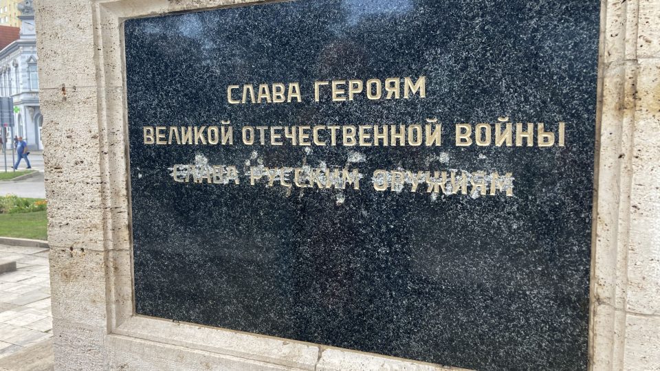Na náměstí Osvoboditelů v Košicích dodnes stojí památník oslavující sovětské zbraně. „Dneska zabíjejí na Ukrajině,“ argumentuje aktivista, proč nápis podle něj nemá na náměstí co dělat