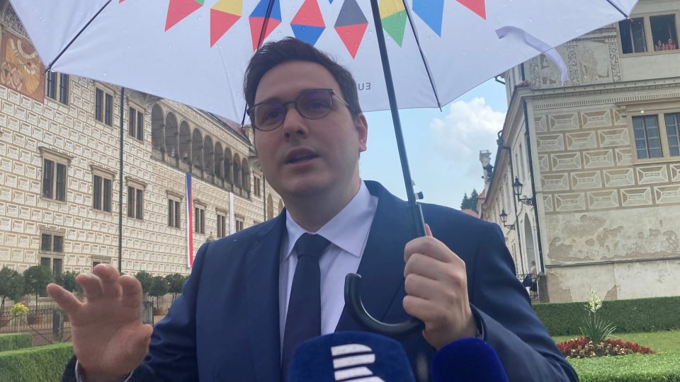 Ministr zahraničí Jan Lipavský odpovídá na dotazy novinářů po příjezdu na jednání v  Litomyšli