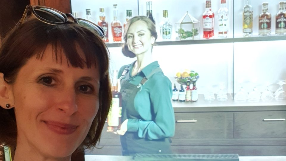 Julie Urbišová a virtuální barmanka, která jí na stůl přinesla nápoj Suffer No More (volně přeloženo jako Už žádné utrpení)