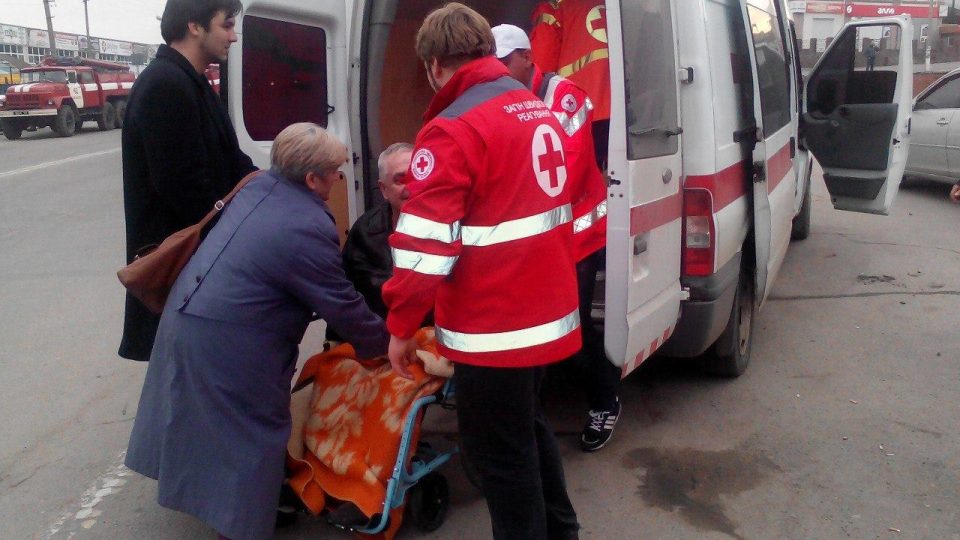 Sehraný tým záchranářů dokáže naložit do sanitky pacienta během jedné minuty