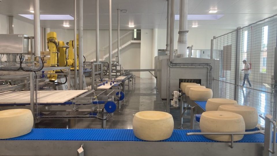 Největší robotizovaný sklad sýrů na světě stojí v podhůří Benátských Alp
