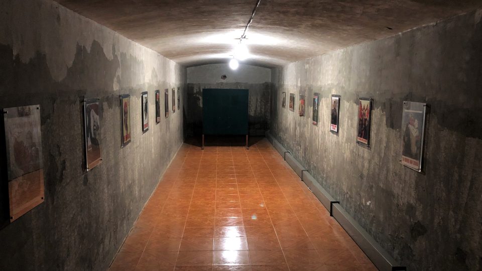 Sovětské vedení se mohlo do bunkru přemístit z centra Moskvy sítí 17 kilometrů chodeb a tunelů. Dnes jsou zahrazené a návštěvníkům je přístupných jen několik málo metrů