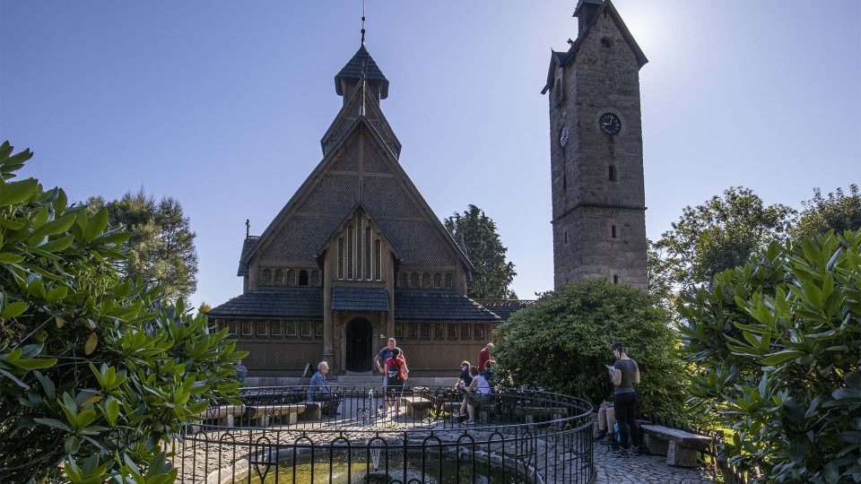 Dřevěný kostel původem z Norska chrání před větry ze Sněžky kamenná zvonice