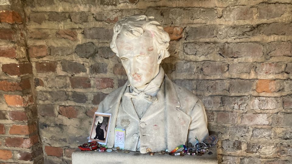 Básníkovu bustu v zahradě domu prý Poeovy fanynky značkují polibky