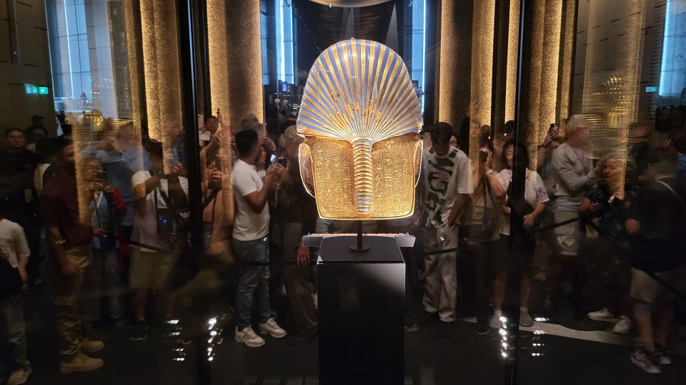 Tutanchamonova zlatá maska je nově vystavena ve Velkém egyptském muzeu v Gíze