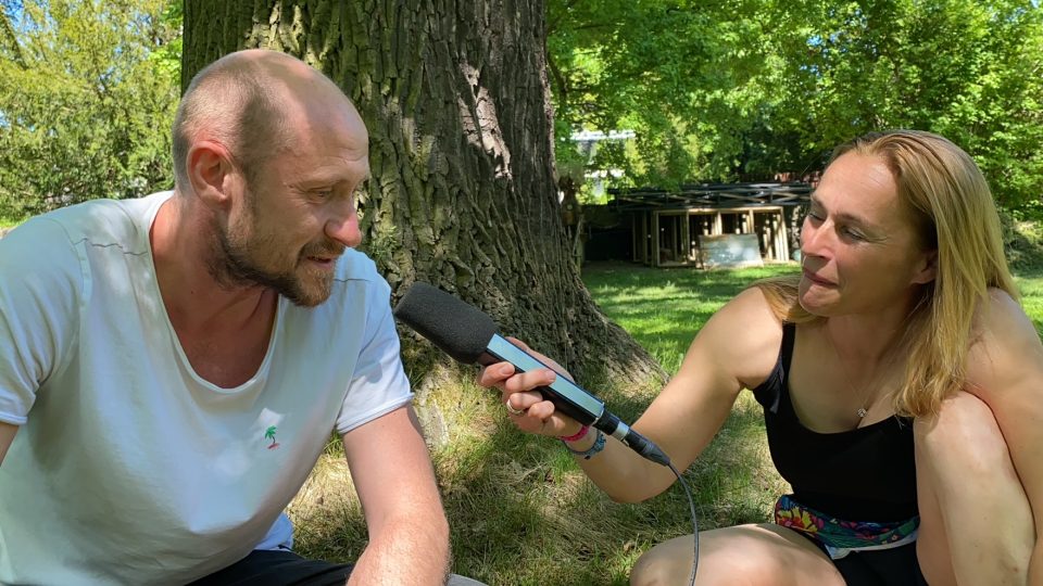 Herec Marek Pospíchal s Lucií Výbornou během rozhovoru