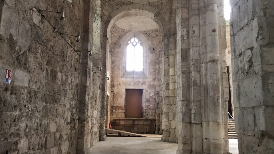 Kostel se v průběhu staletí přestavěl, původní románský sloh je ale stále patrný